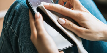 How to clean your cell phone?