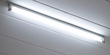 Working of fluorescent light and the reason behind the noise