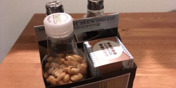 How to turn an empty six-pack into a homemade snack carrier